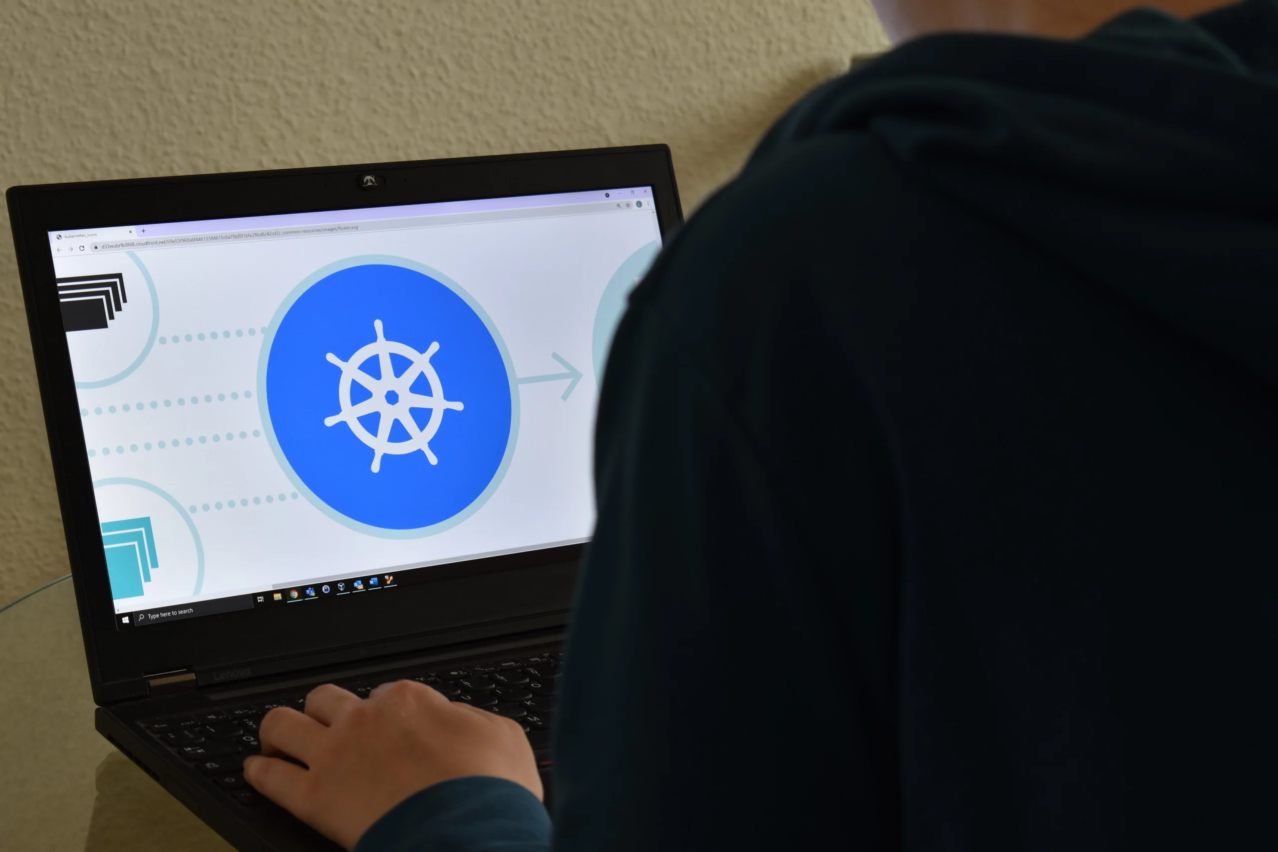 Visão no desktop de uma aplicação inicial de Kubernetes.