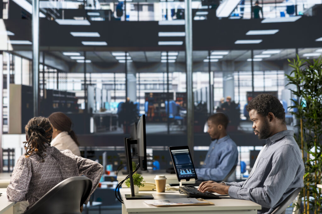 Equipe operando em multicloud