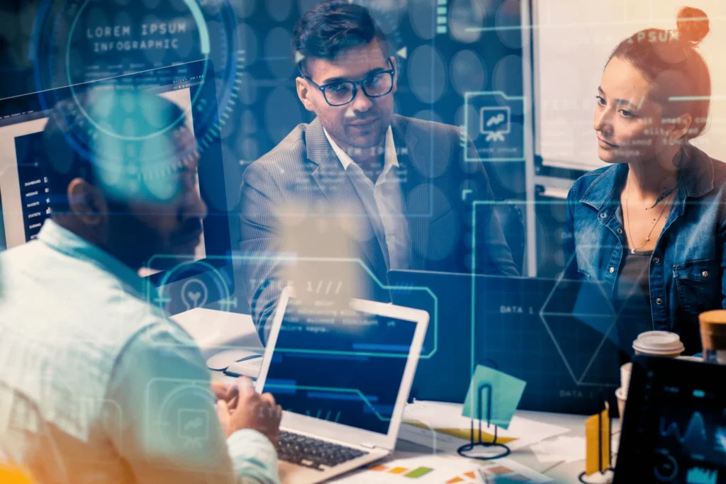 Equipe analisando dados e eventos de segurança em plataforma SIEM