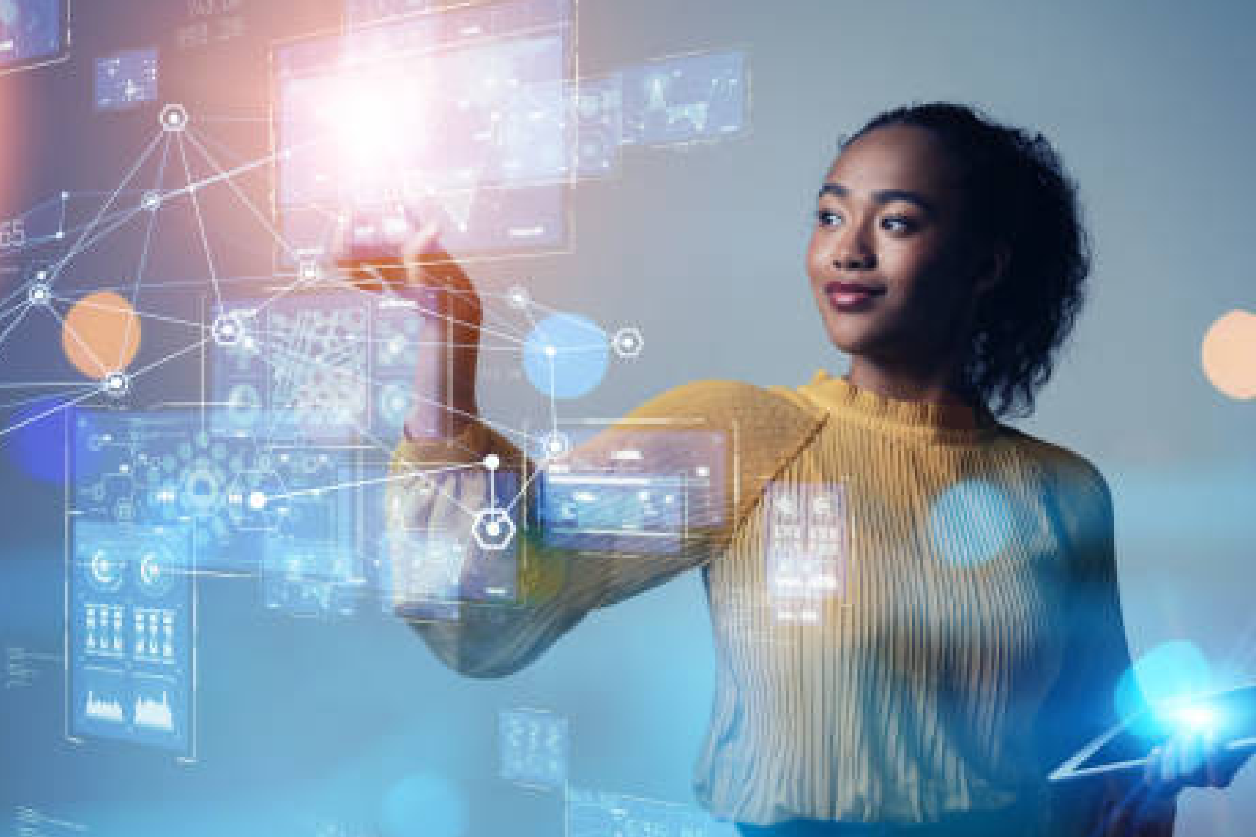 Profissional interagindo com sistemas digitais que representam a infraestrutura de TI e a gestão tecnológica de empresas