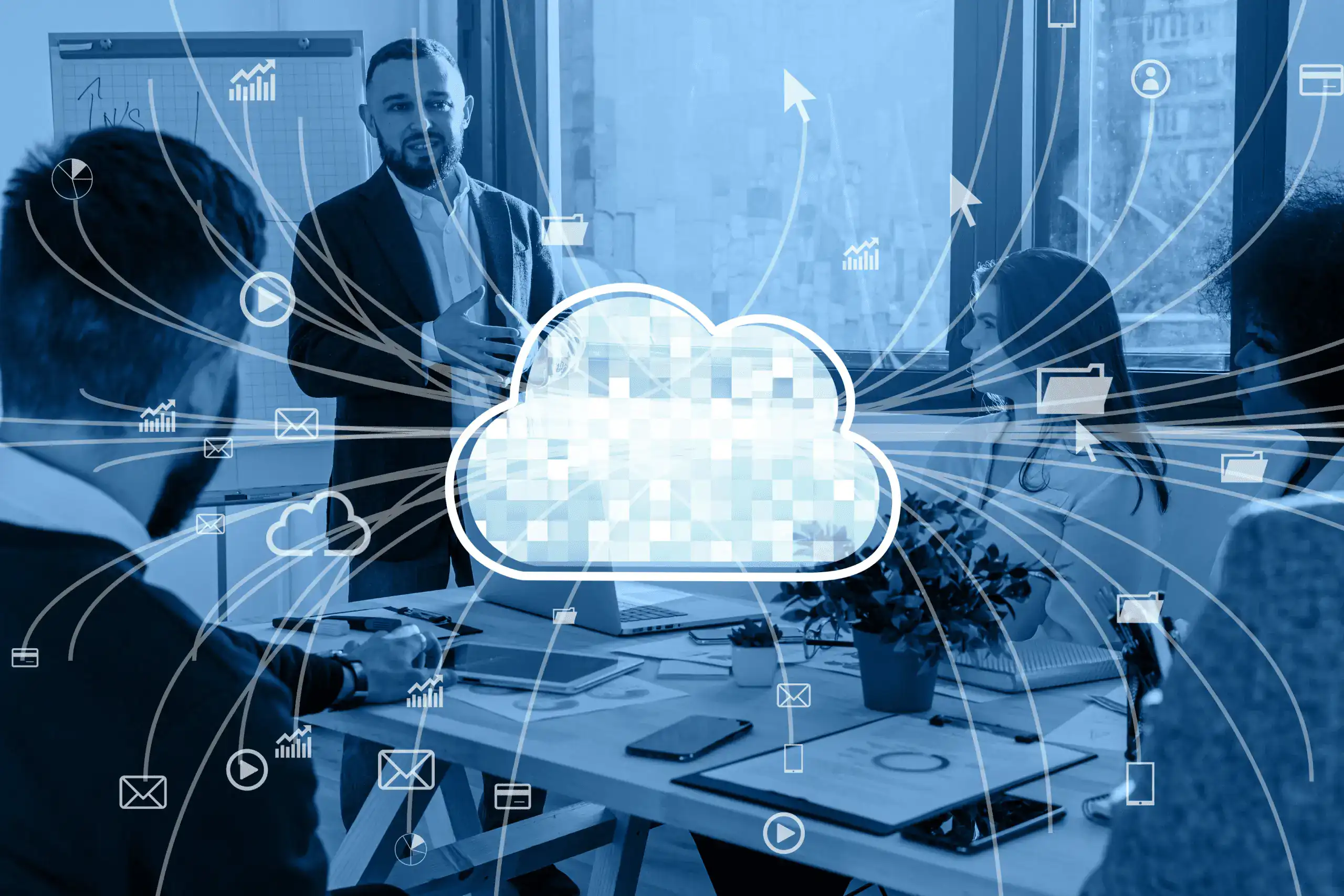 Equipe em reunião discutindo estratégias de migração para a nuvem e uso de soluções em cloud computing