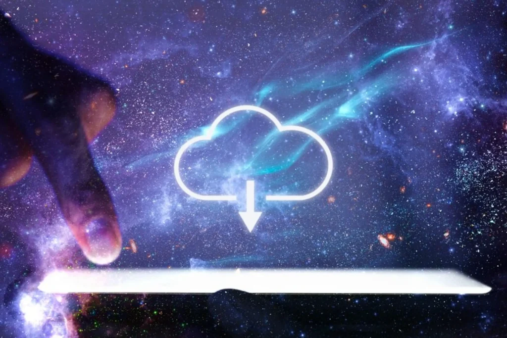 Mão usando tablet com ícone de nuvem, representando deploy e distribuição de aplicações