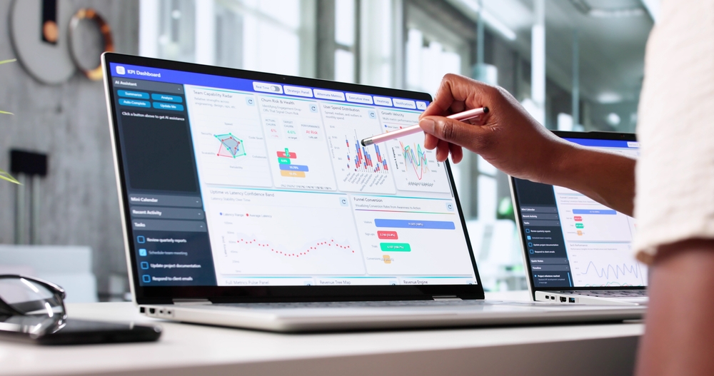 Equipe analisando dados em tempo real com DataOps"