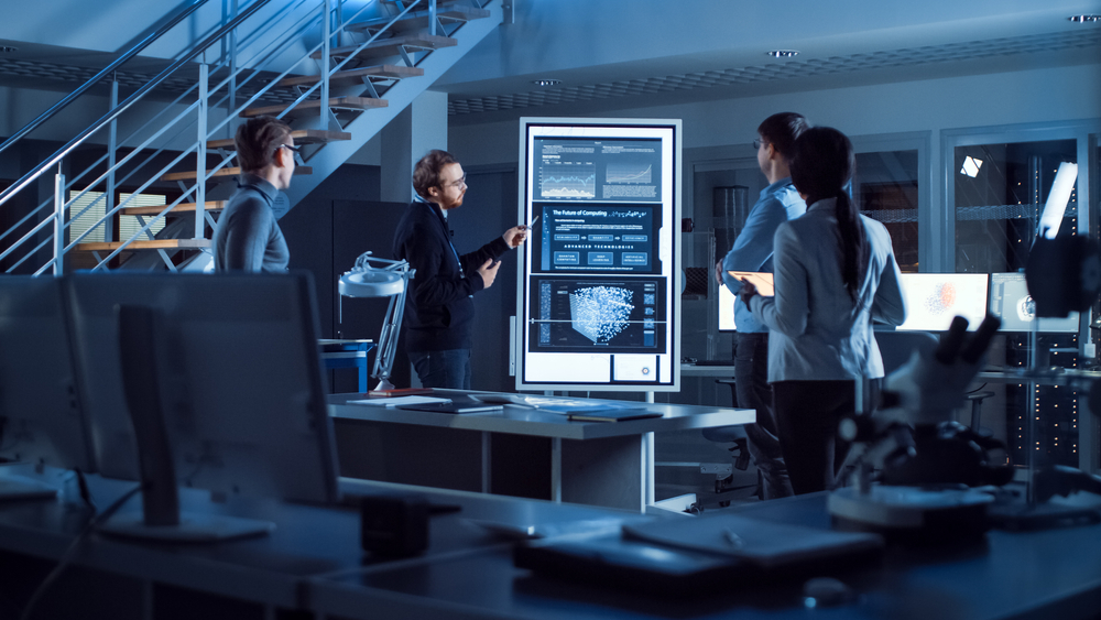 equipe analisando dados de observabilidade e monitoramento de infraestrutura de TI
