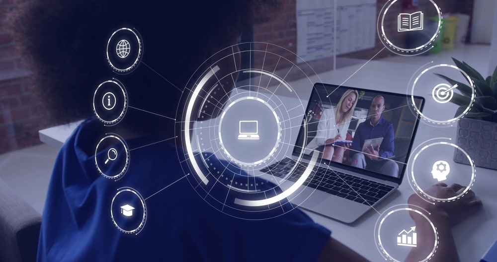Observabilidade de sistema de TI com monitoramento de dados, métricas, logs e indicadores em interface digital.